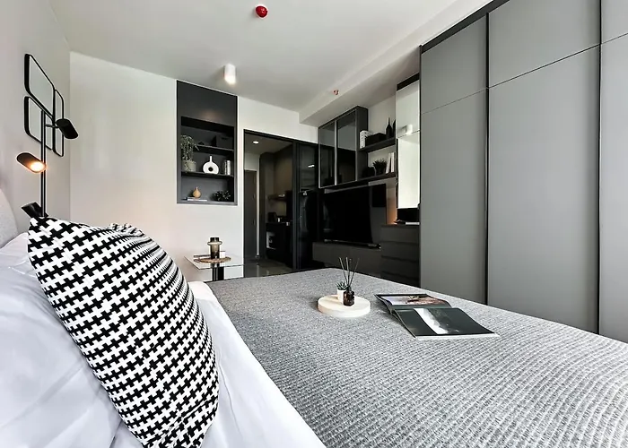 Refined High-rise 1br - Fast Wifi - Bts Phra Khanong Apartment *